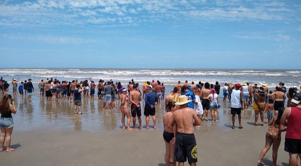 Pessoas na praia do litoral paulista.
