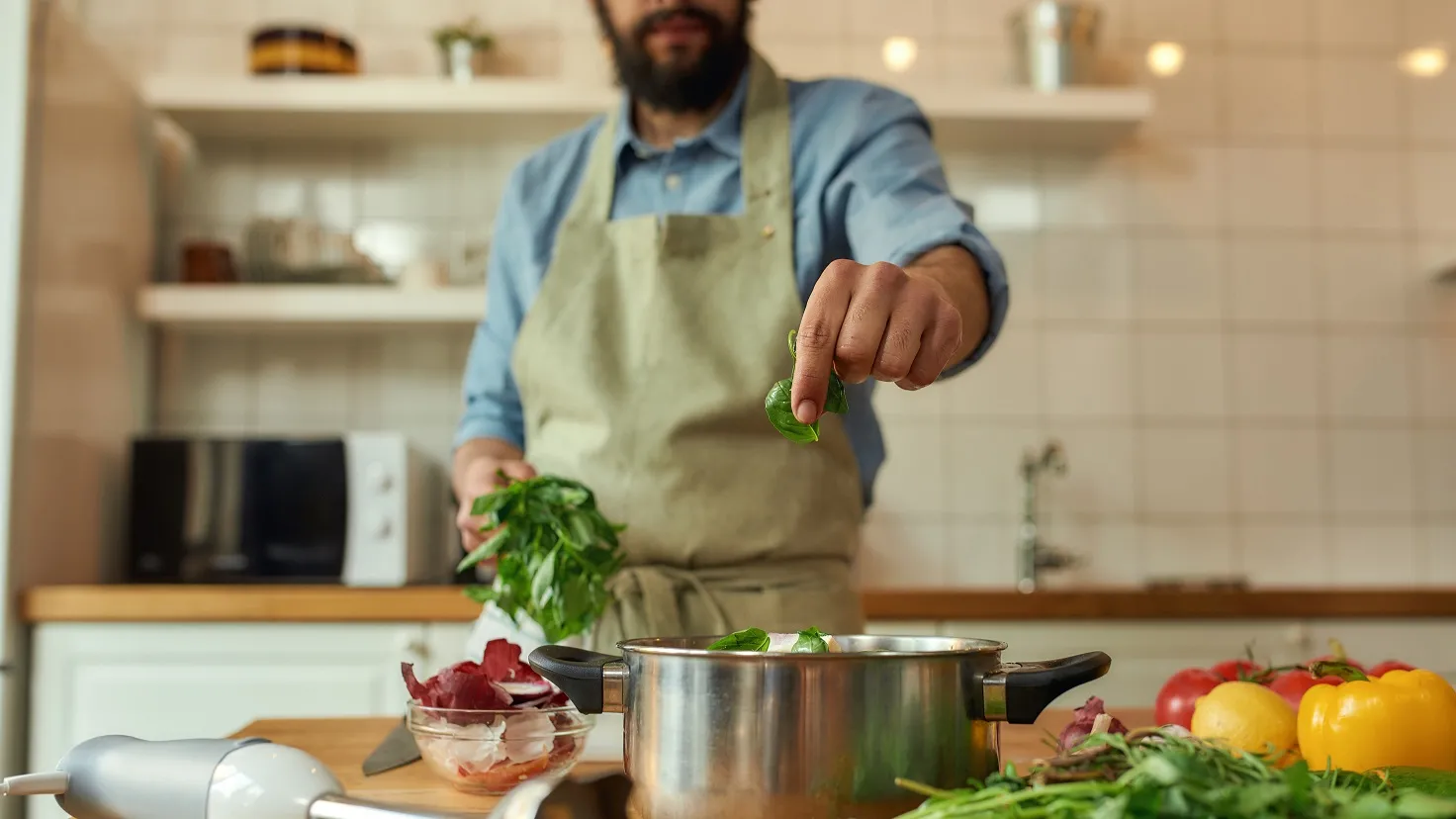 A Alfavaca é muito utilizada na culinária de diversos países e bastante confundida com o manjericão