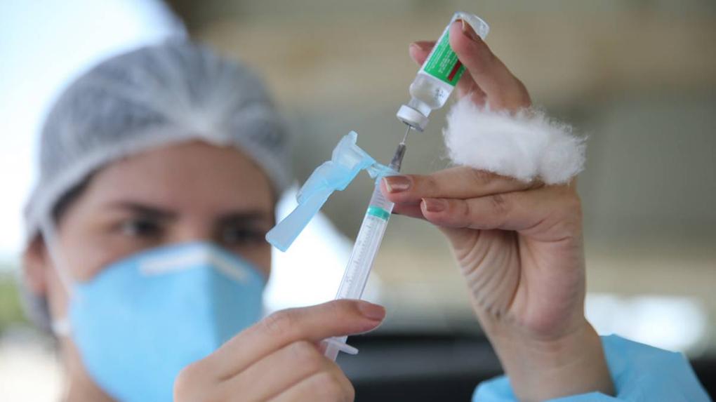 Enfermeira manipula seringa com vacina contra a Covid-19