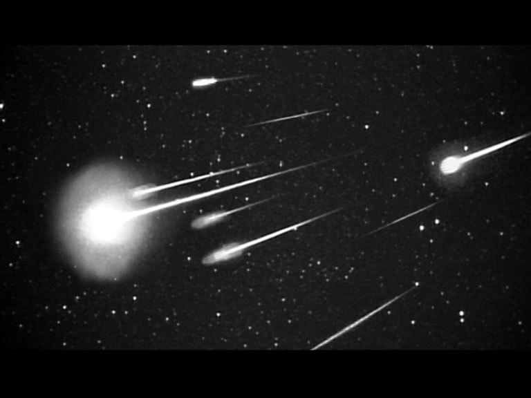 Uma explosão de meteoros Leonid de 1999, como visto a 38.000 pés da Leonid Multi Instrument Aircraft Campaign (Leonid MAC) com câmera de 50 mm