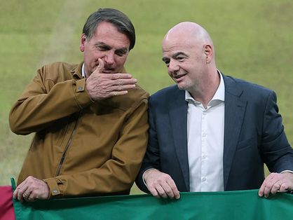 Presidente Jair Bolsonaro ao lado de Gianni Infantino, mandatário da Fifa