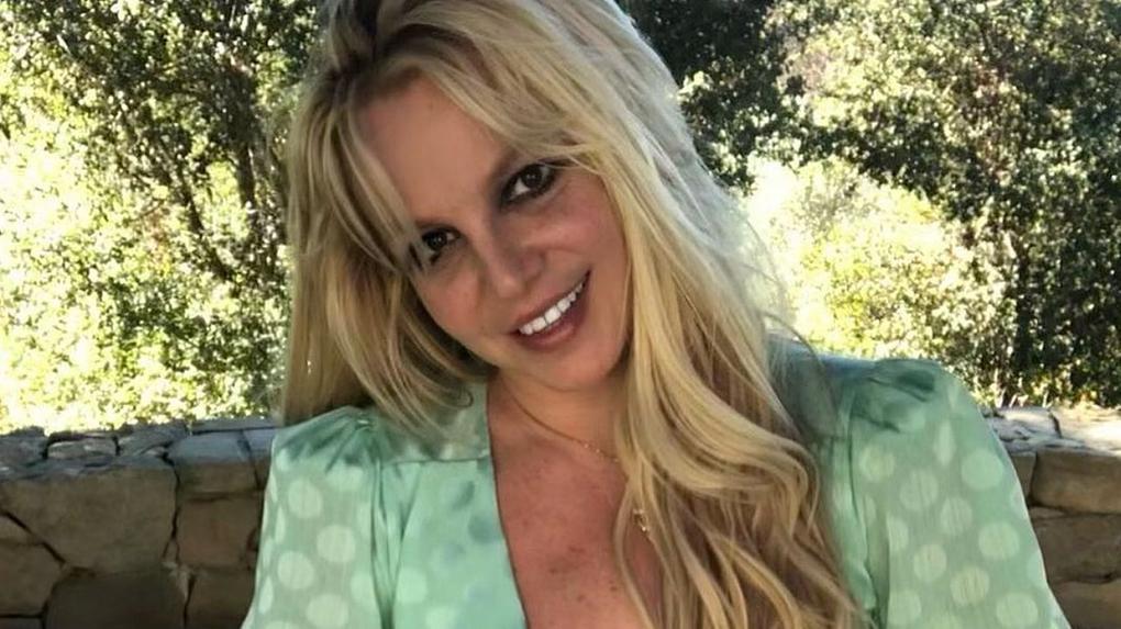 Cantora Britney Spears no jardim de sua casa