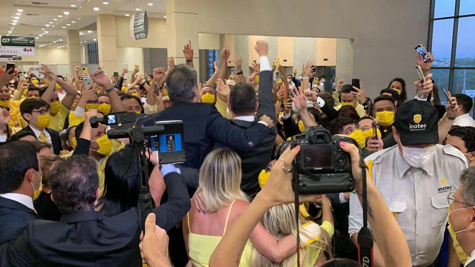Presidente reeleito da OAB-CE comemorou com apoiadores a vitória