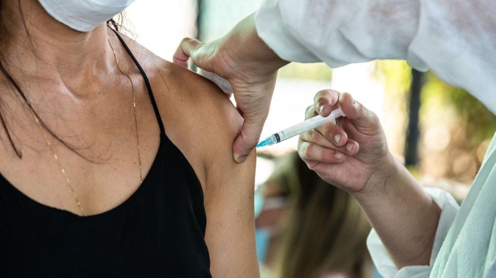 Mulher sendo vacinada contra a Covid-19 em Fortaleza