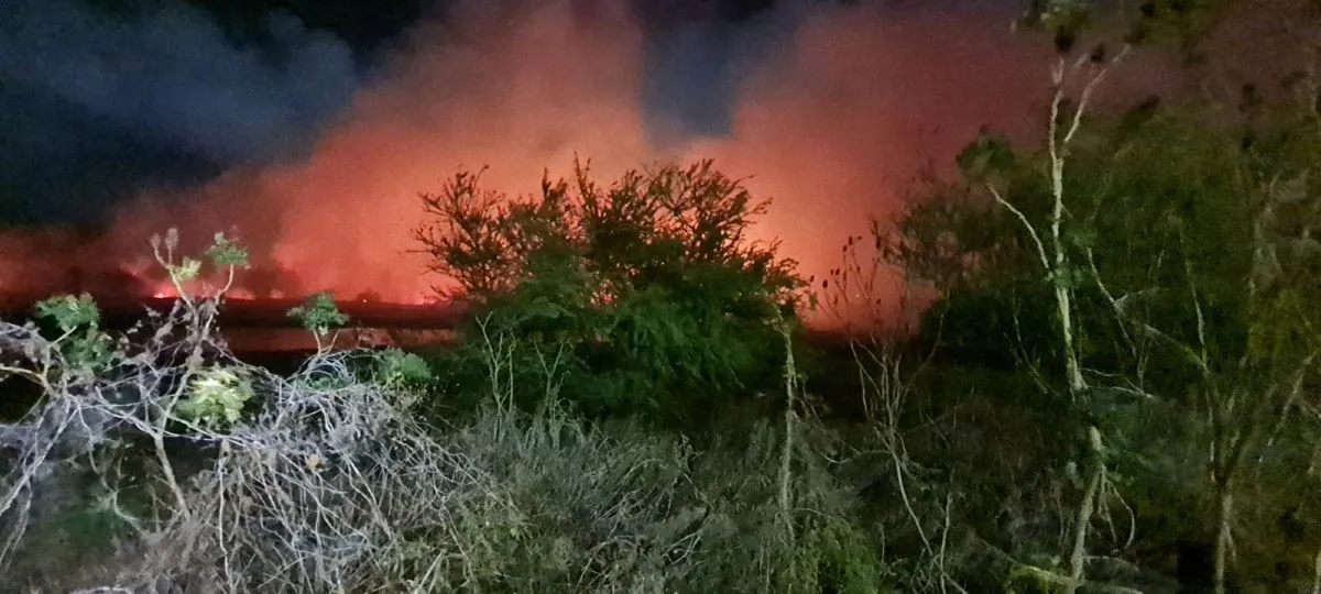 O fogo começou por volta das 18h