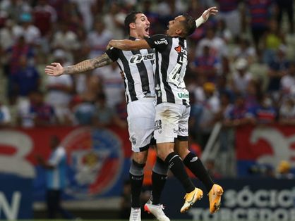 Vina e Lima comemoram gol marcado pelo Ceará