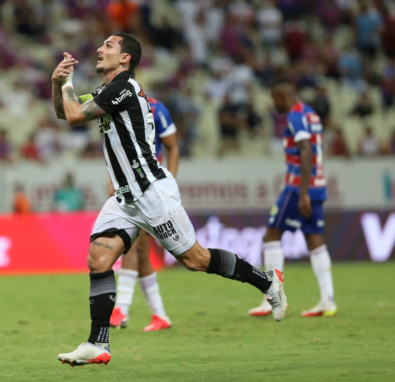 Com grande atuação, Vina foi o cara do Clássico-Rei ao marcar dois gols pelo Ceará