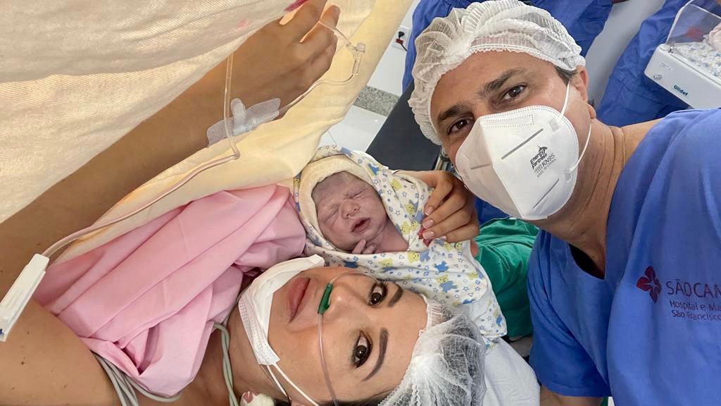 Camilo postou foto com a esposa e filho minutos após o parto