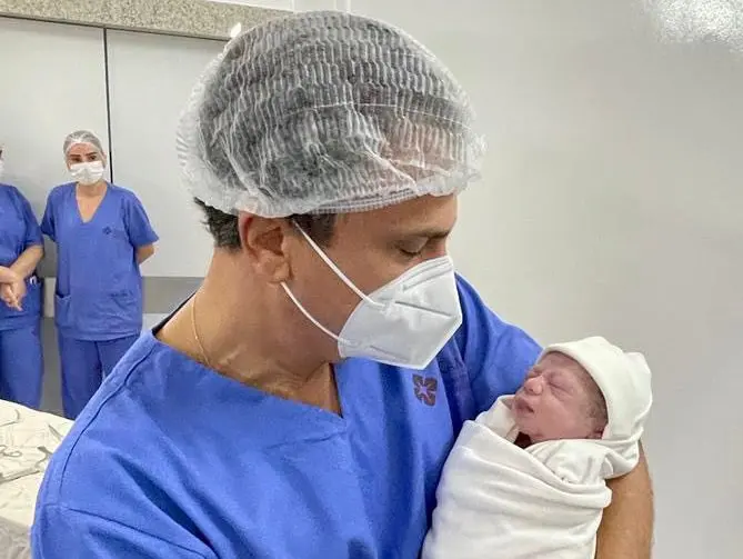 Camilo Santana segurando o pequeno José