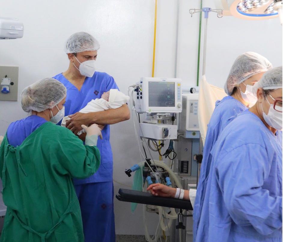 Camilo Santana com equipe médica que realizou parto de José