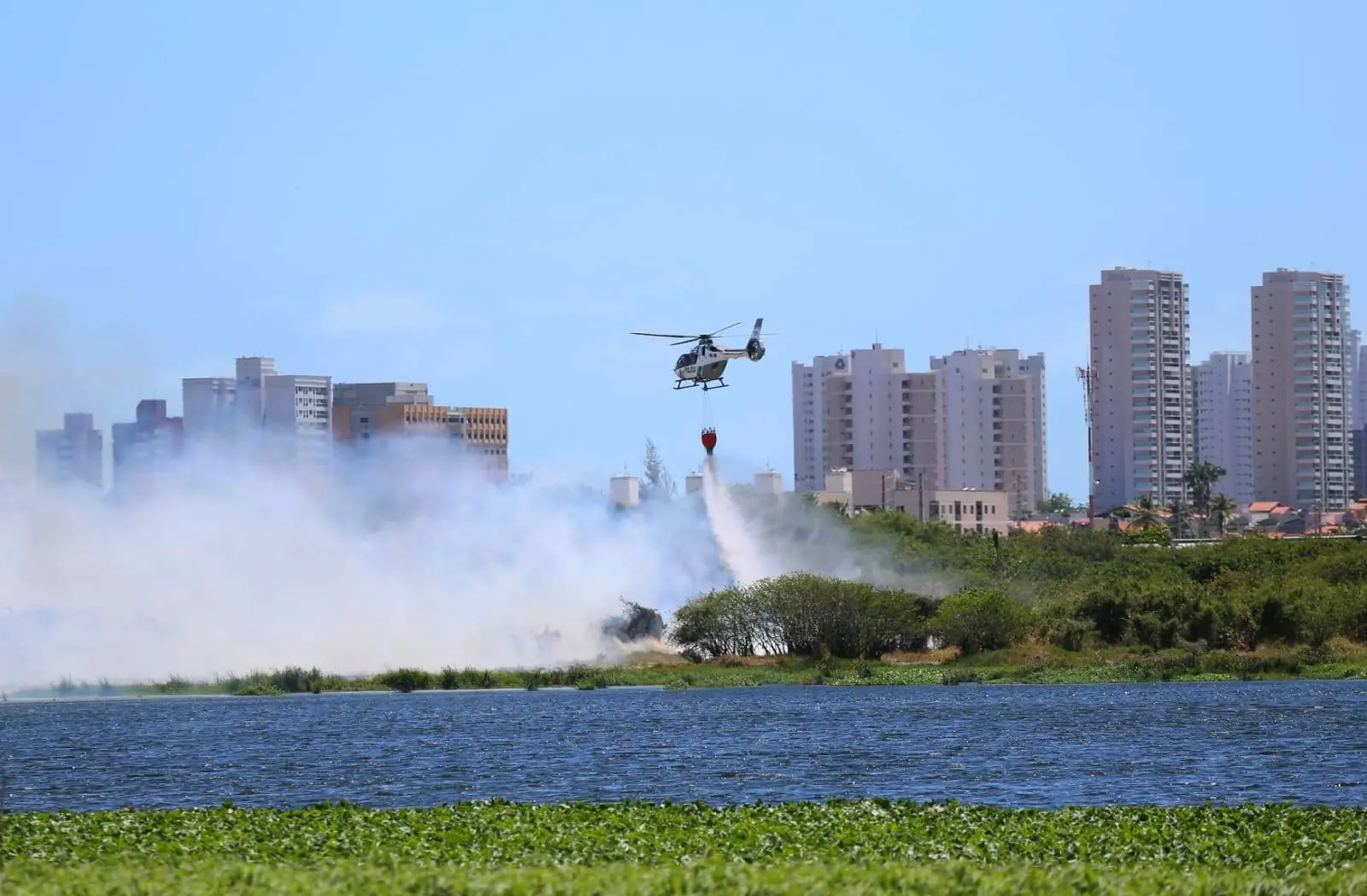 Helicóptero da Ciopaer jogando água em incêndio no Parque do Cocó