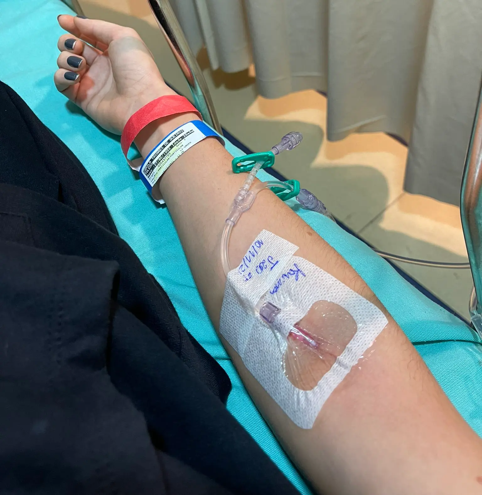 Camila Queiroz postou foto em hospital para comprovar ida ao médico