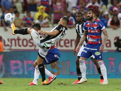 Matheus Vargas, do Fortaleza, disputa bola com Lima, do Ceará