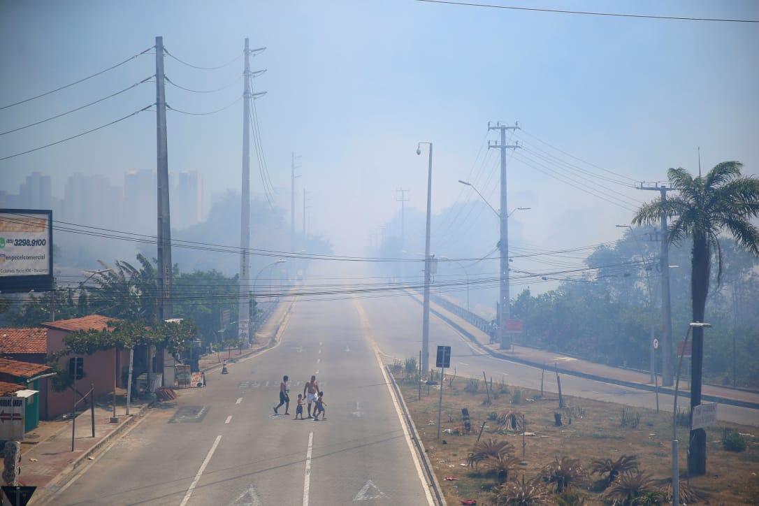 Fumaça do incêndio no Parque Estadual do Cocó, em Fortaleza, se alastra pela cidade
