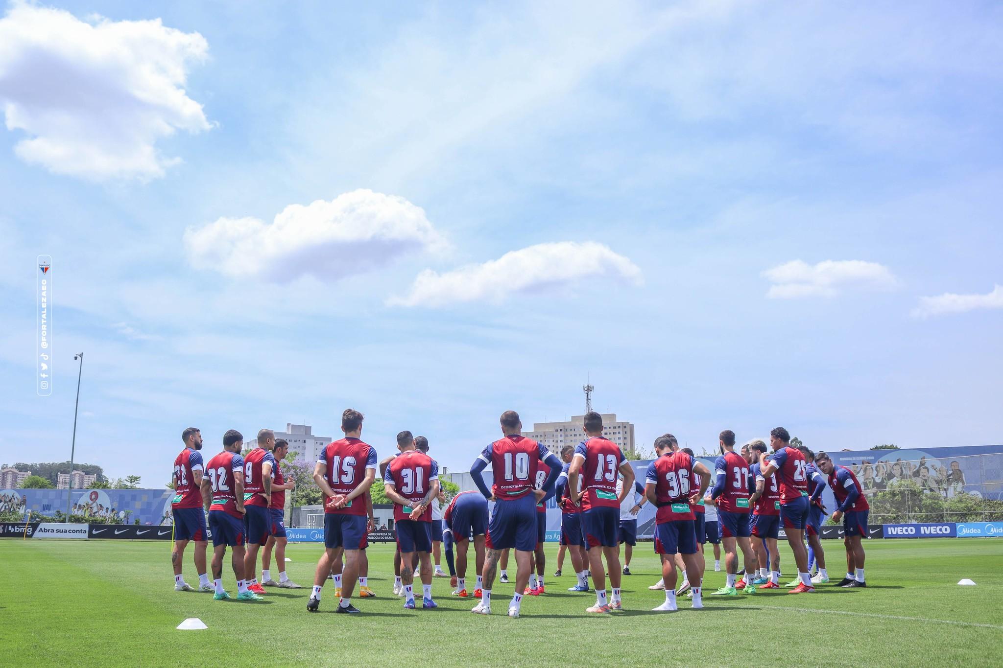 Elenco do Fortaleza em treinamento