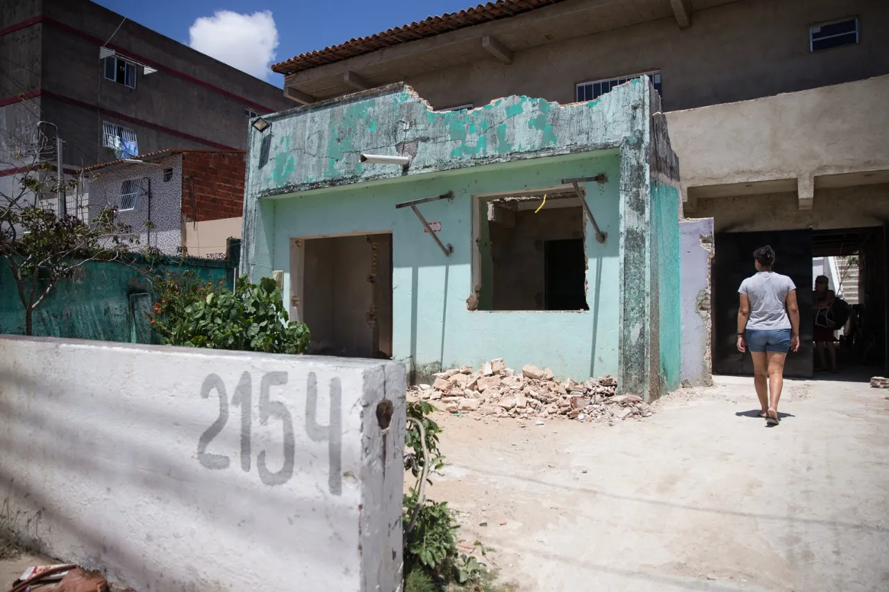 Fachada antiga da casa foi separada para o recuo do imóvel