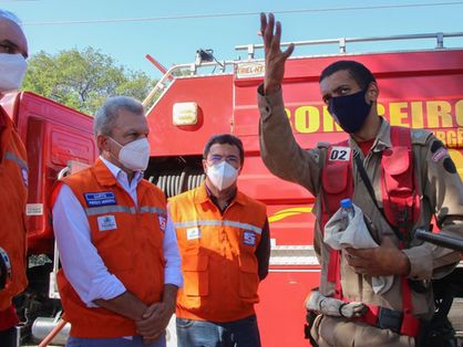 O prefeito de Fortaleza Sarto Nogueira conversa com bombeiros que estão controlando o incêndio no Parque do Cocó.