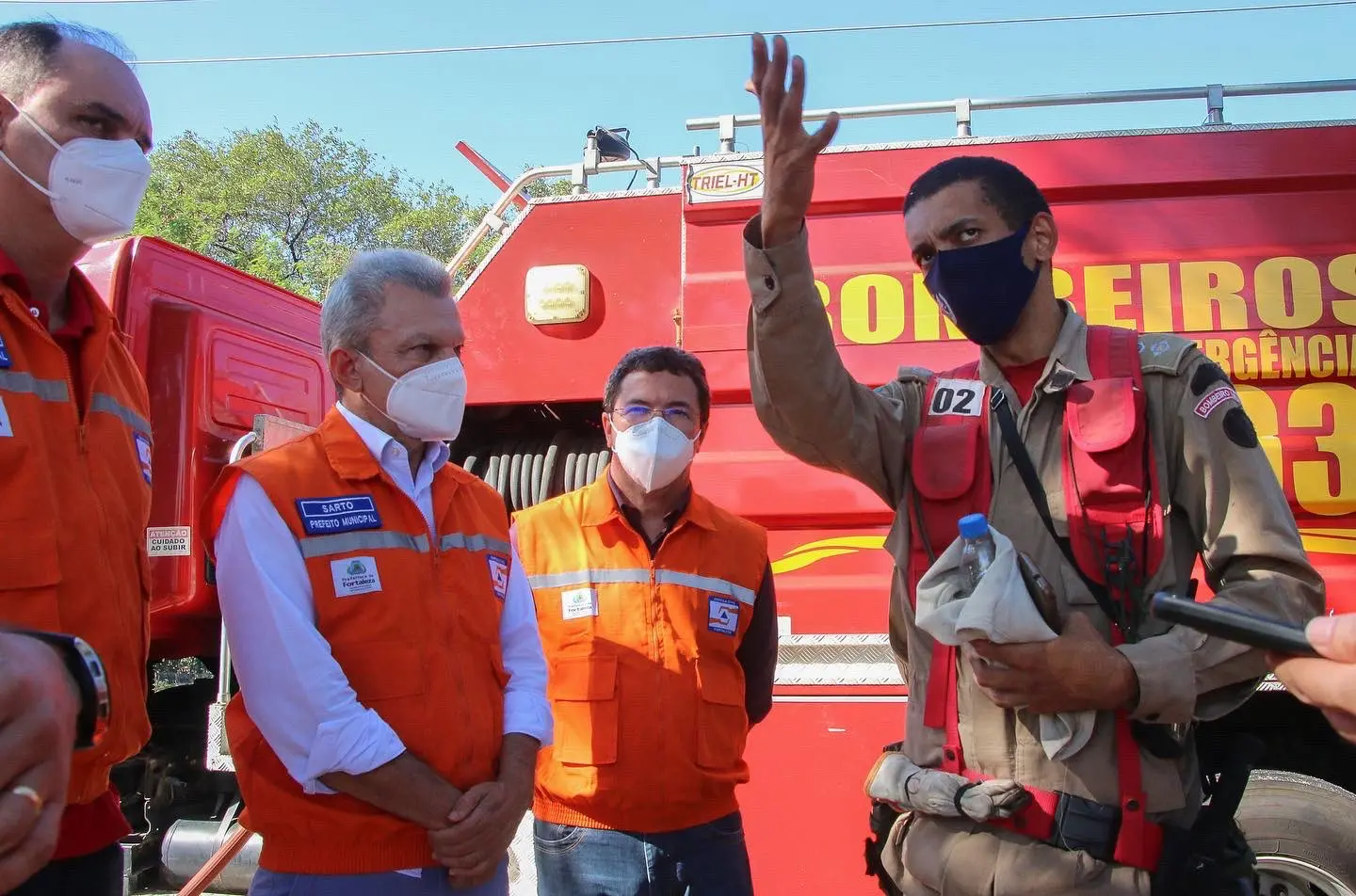 O prefeito de Fortaleza Sarto Nogueira conversa com bombeiros que estão controlando o incêndio no Parque do Cocó.