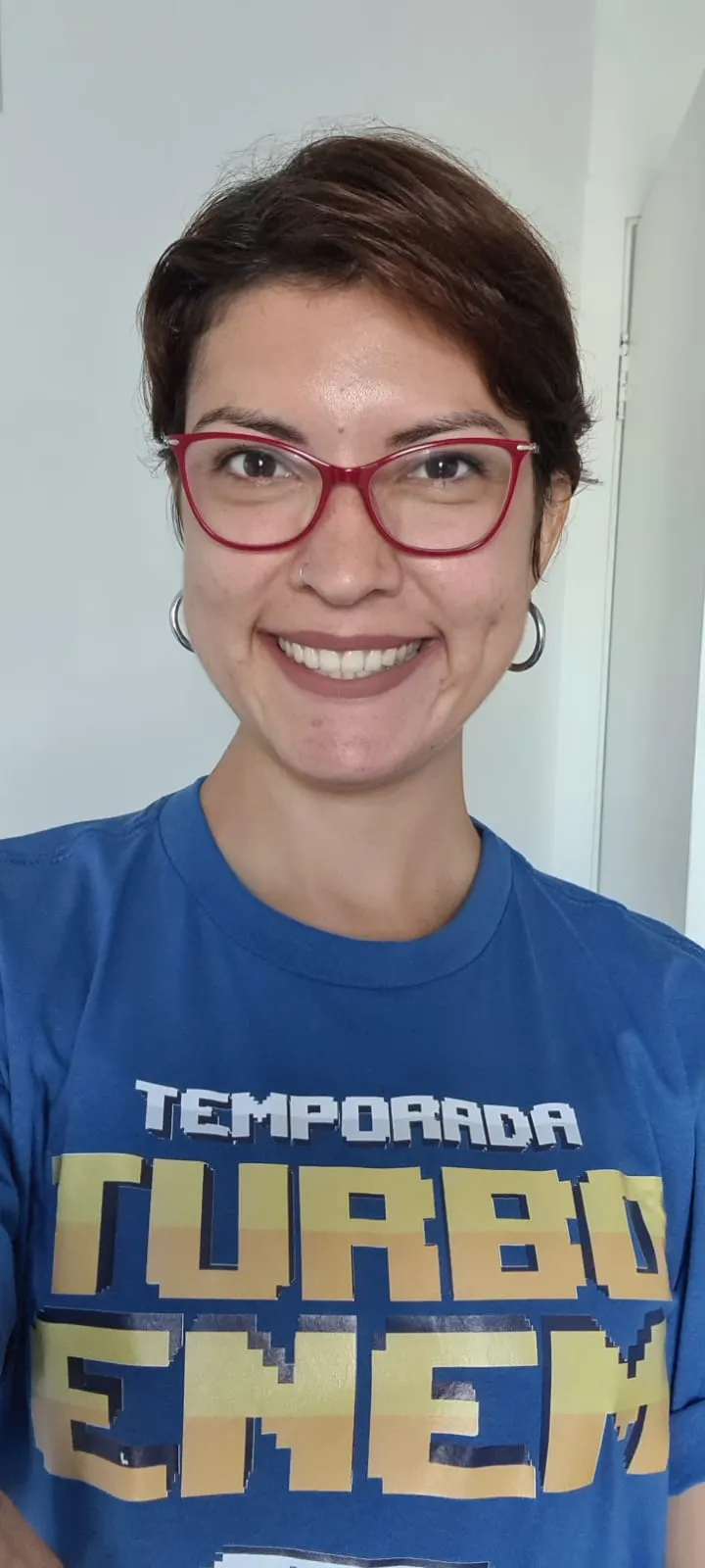 Professora Letícia Flores explica se pode usar linguagem neutra em redação