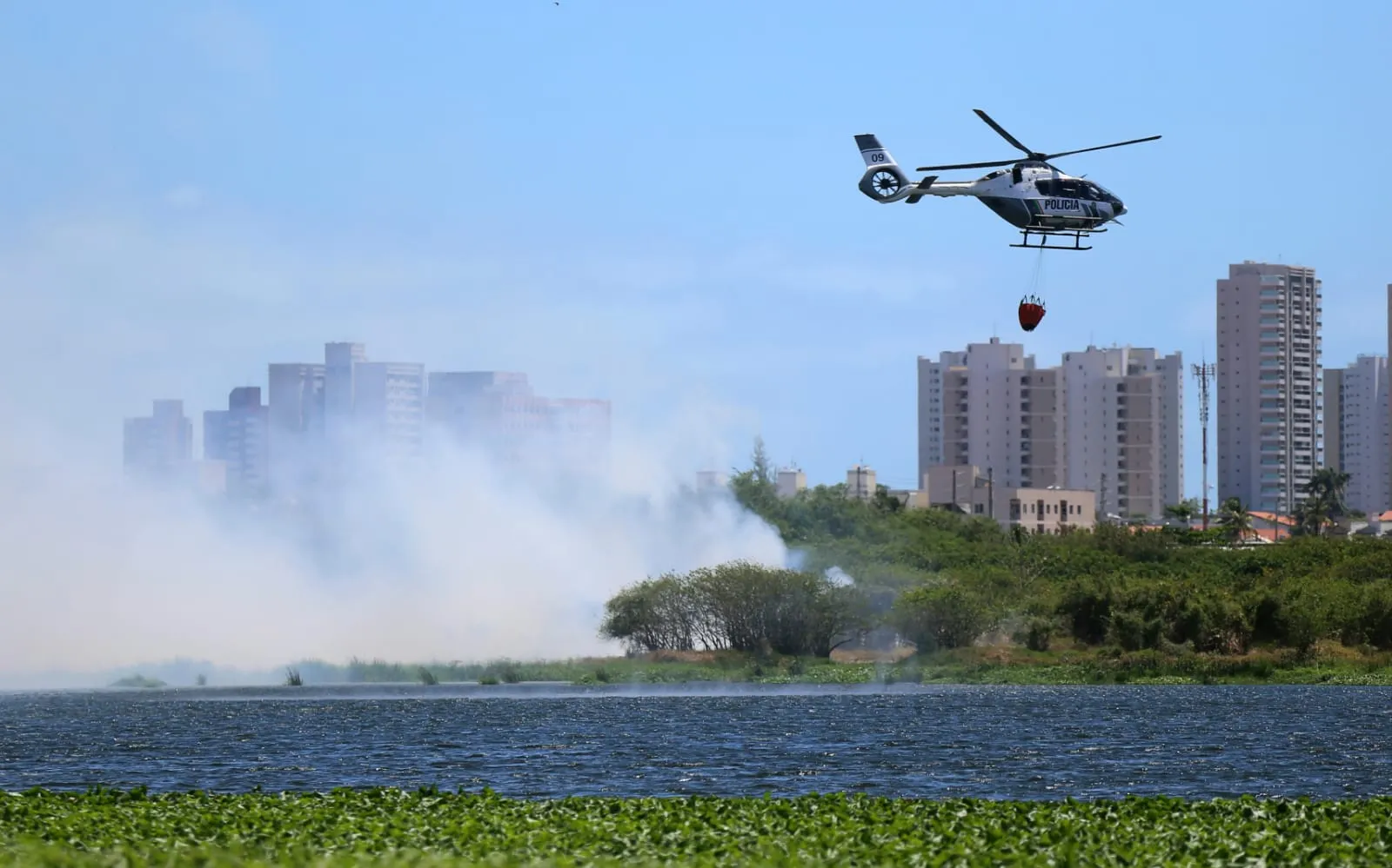 Até as 17h desta quarta-feira, foram despejados 64 mil litro de água, por meio do “Bambi Bucket”, bolsa preenchida com água do rio Cocó e arremessada sobre as chamas.