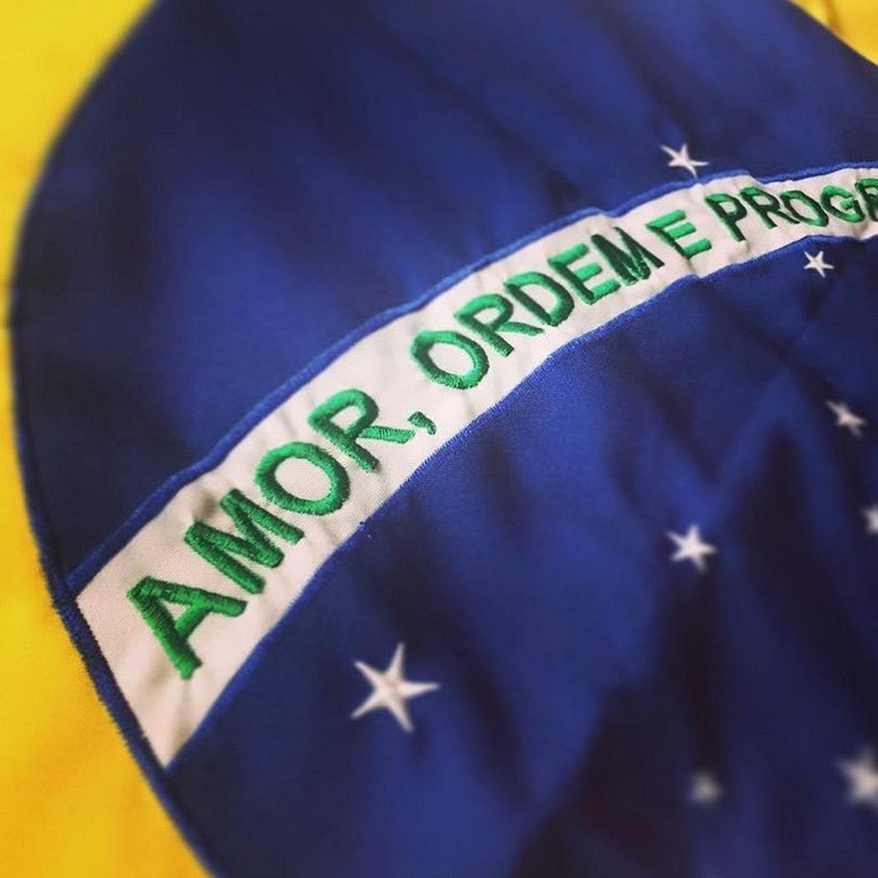 Como surgiu a frase Amor, Ordem e Progresso na bandeira do Brasil ...
