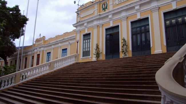 Facha da Secretaria de Saúde de Pernambuco. É um prédio histórico da cor amarela