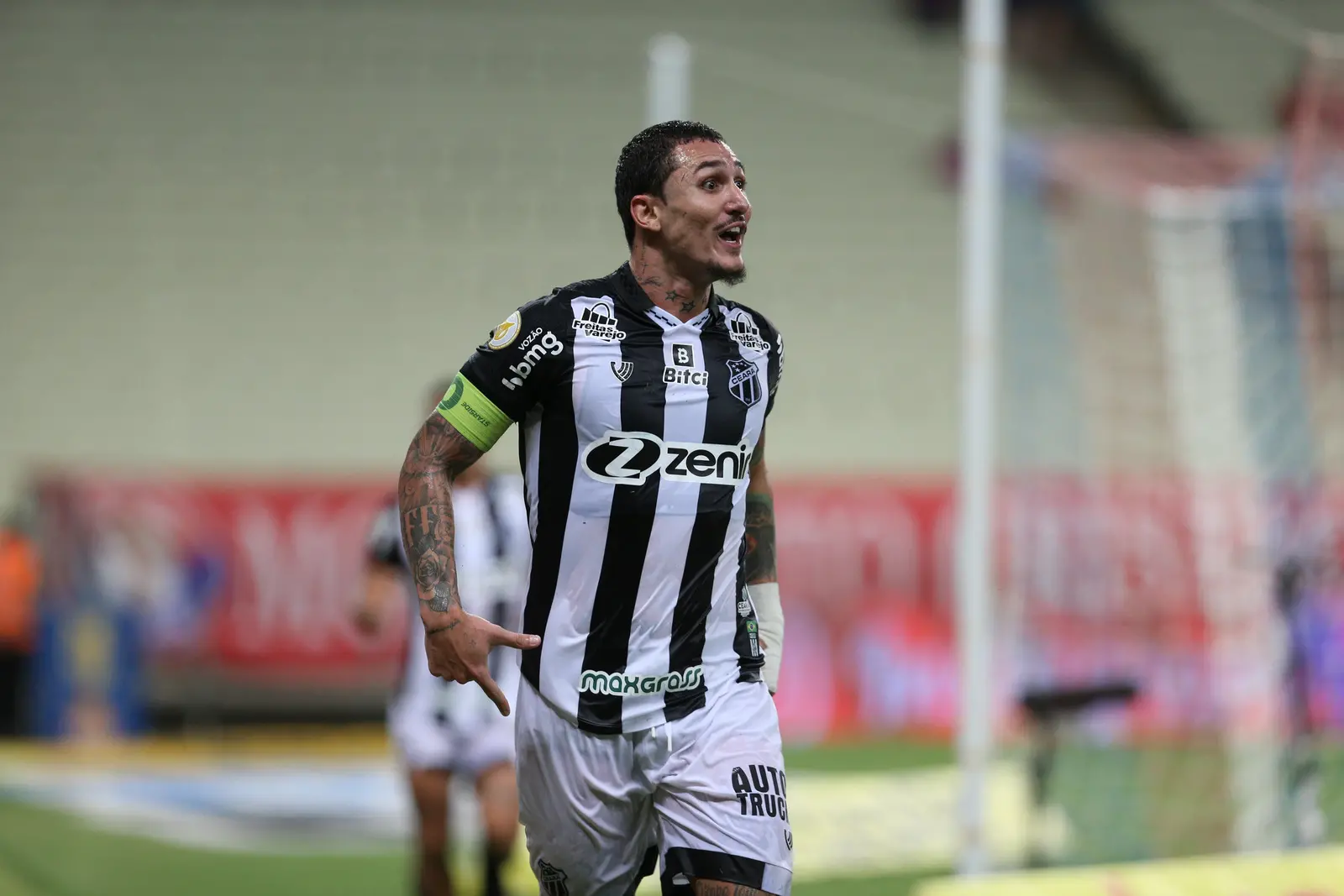 Vina comemora gol pelo Ceará