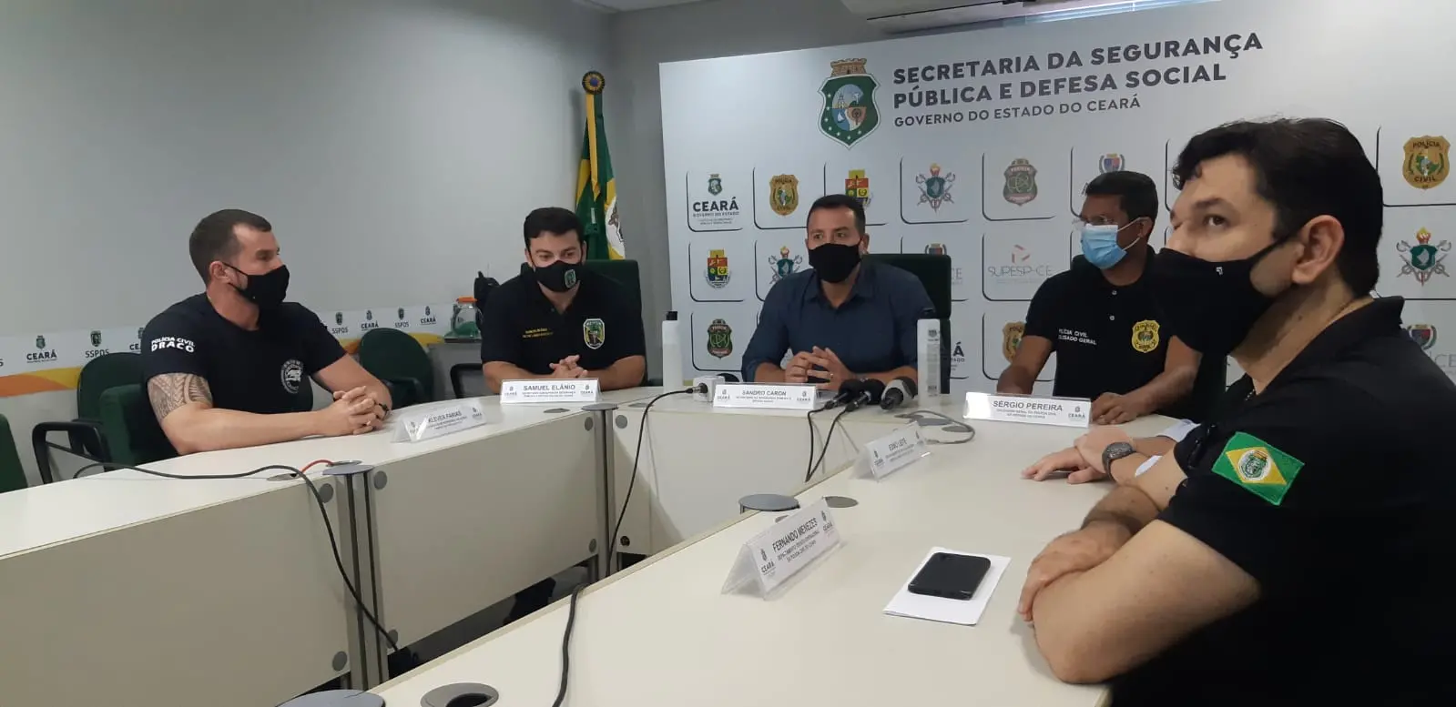 Policiais durante coletiva