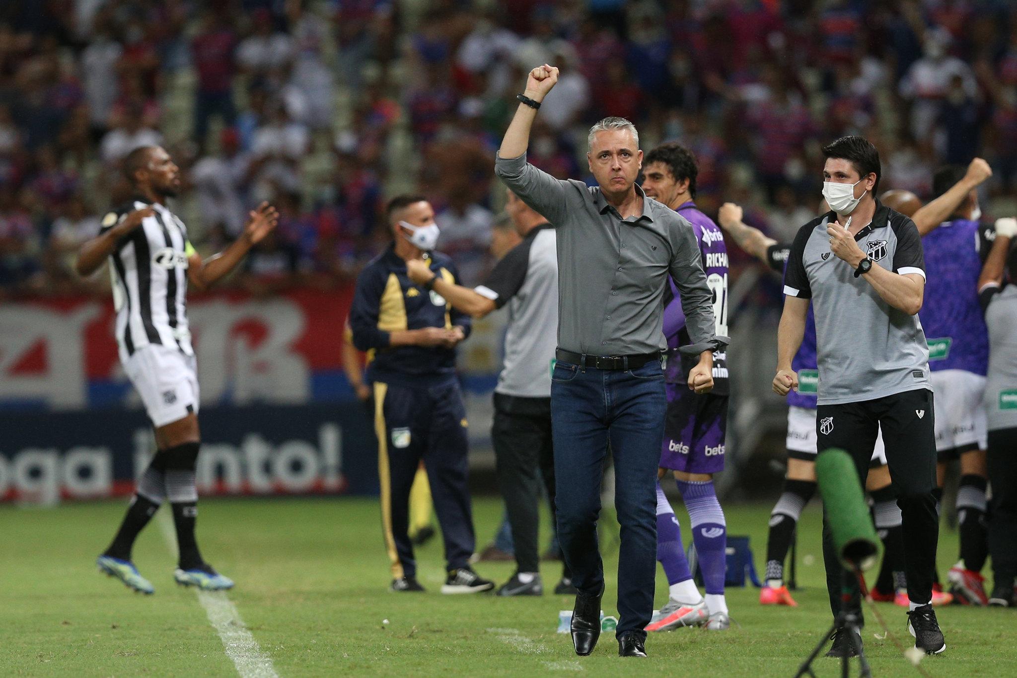 Tiago Nunes com a mão levantada comemorando gol do Ceará