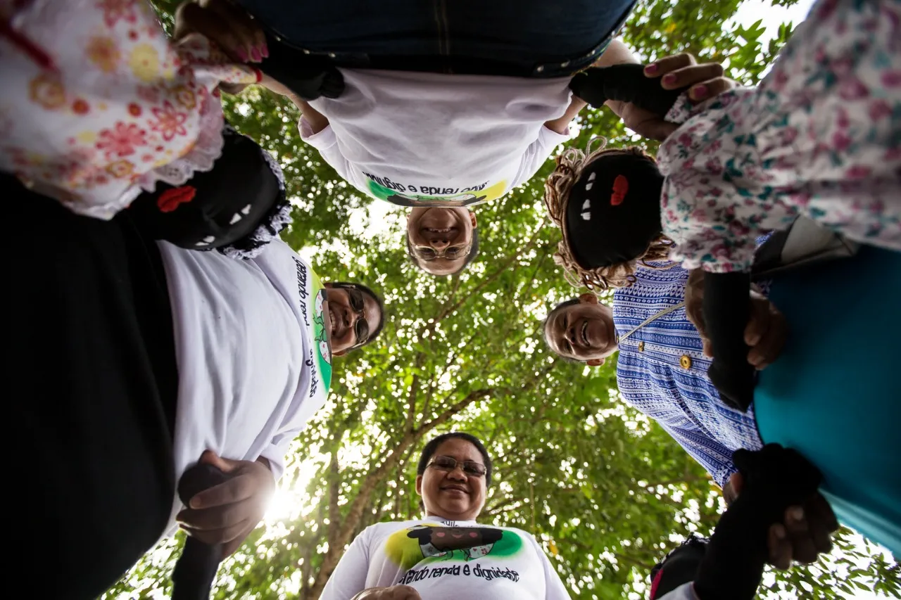 Bonequeiras de Alto Alegre, em Horizonte, fabricam bonecas negras e tapetes no Núcleo de Promoção da Igualdade Racial.