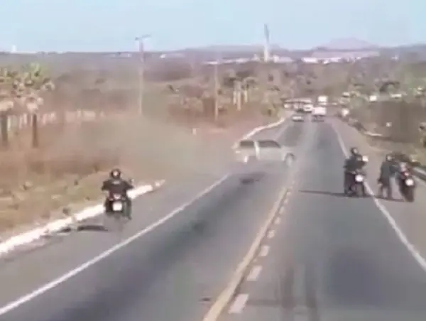 Criminosos trocam tiros com a PM, batem caminhonete e fogem a pé em São Gonçalo do Amarante