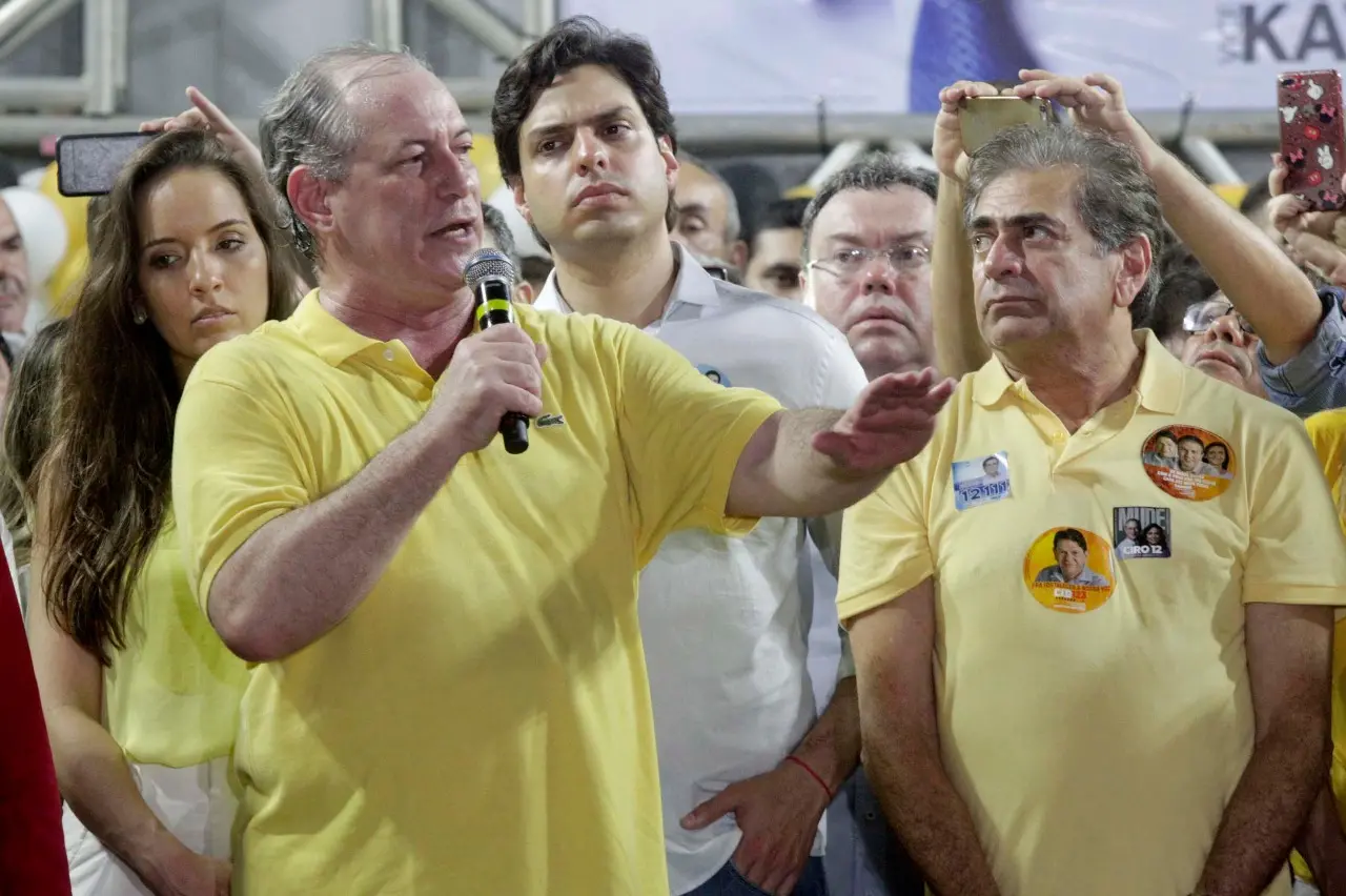 Ciro Gomes em comício ao lado de Zezinho Albuquerque e AJ Albuquerque
