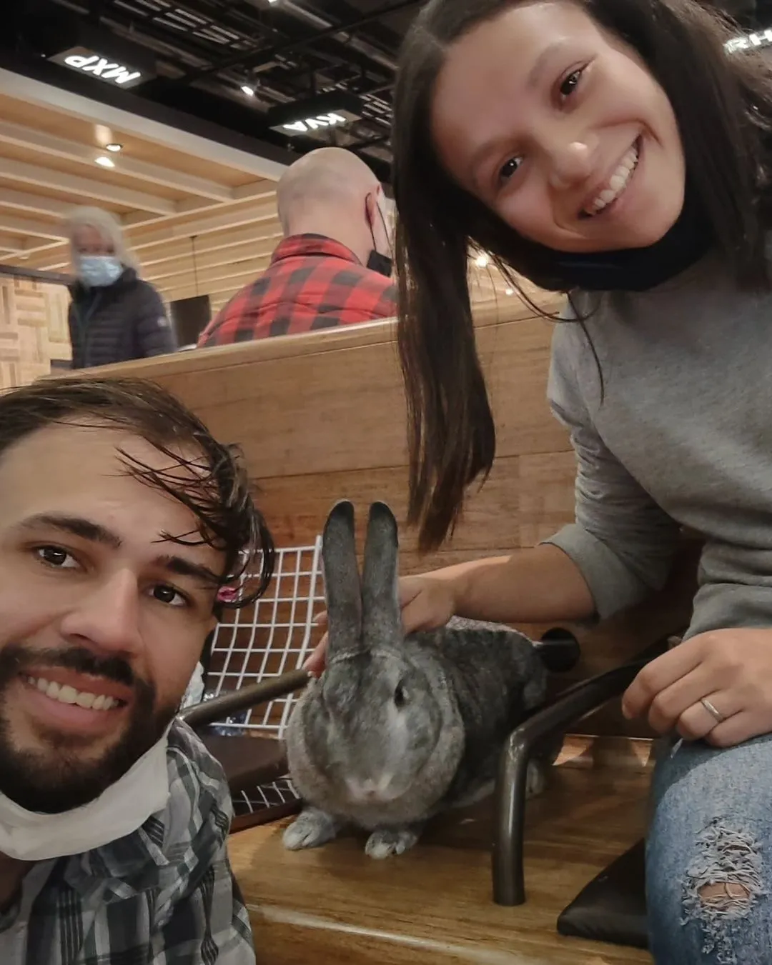 O casal conseguiu embarcar com o animal na última sexta-feira (19)