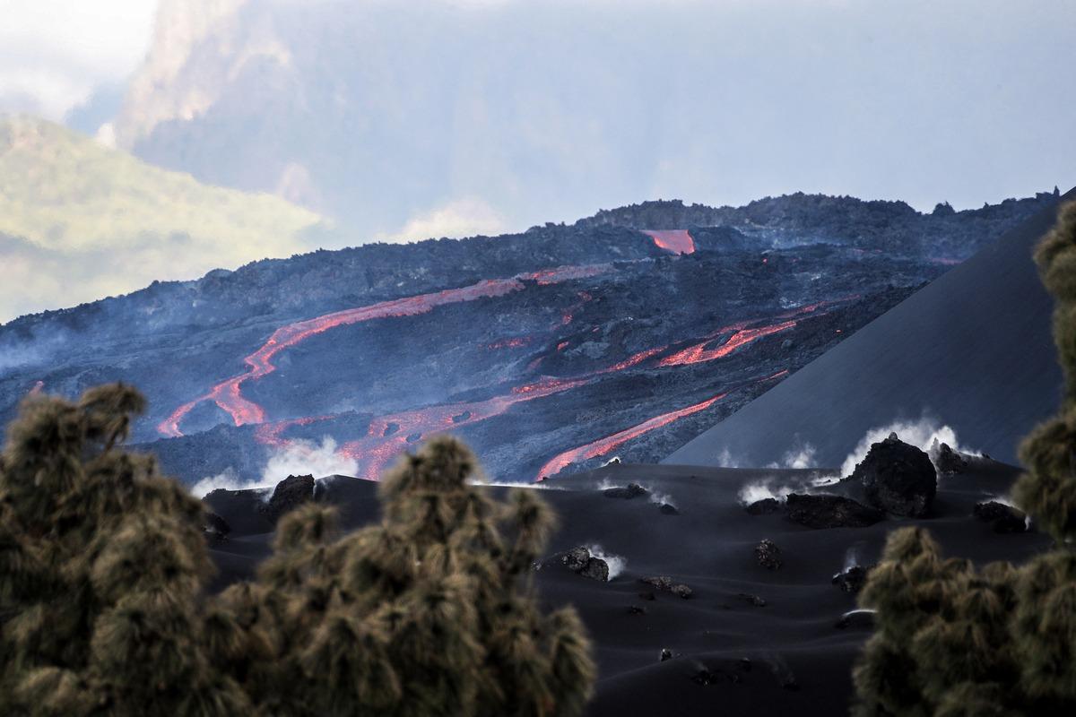 Imagem mostra o fluxo de lava em Las Manchas, após a erupção do vulcão Cumbre Vieja na ilha canária de La Palma.