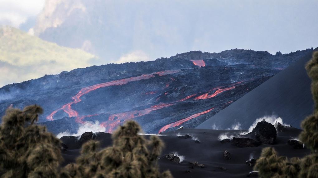 Imagem mostra o fluxo de lava em Las Manchas, após a erupção do vulcão Cumbre Vieja na ilha canária de La Palma.