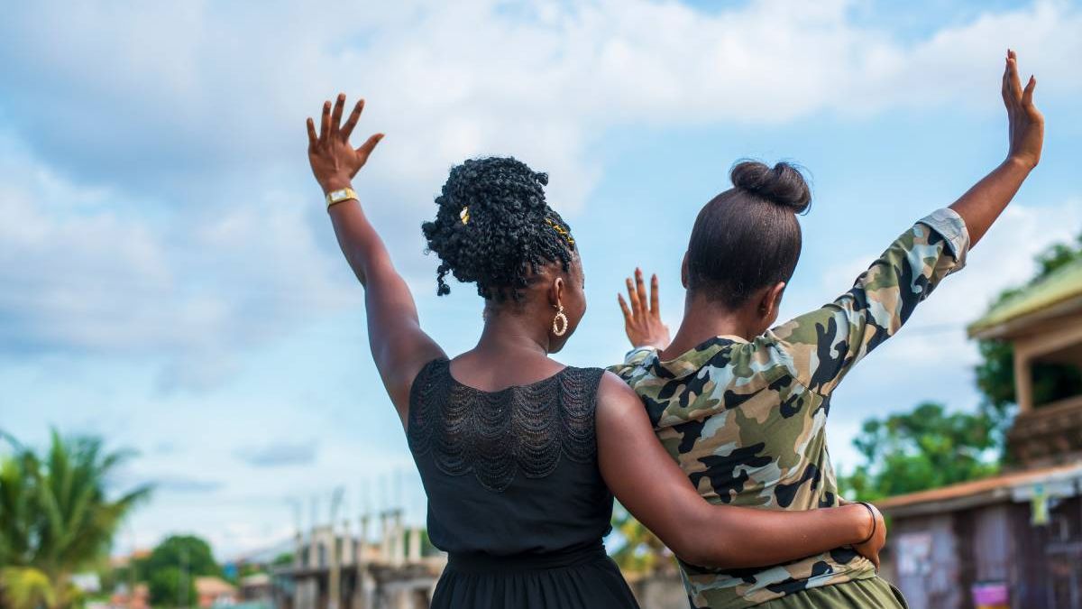 Duas mulheres negras celebrando