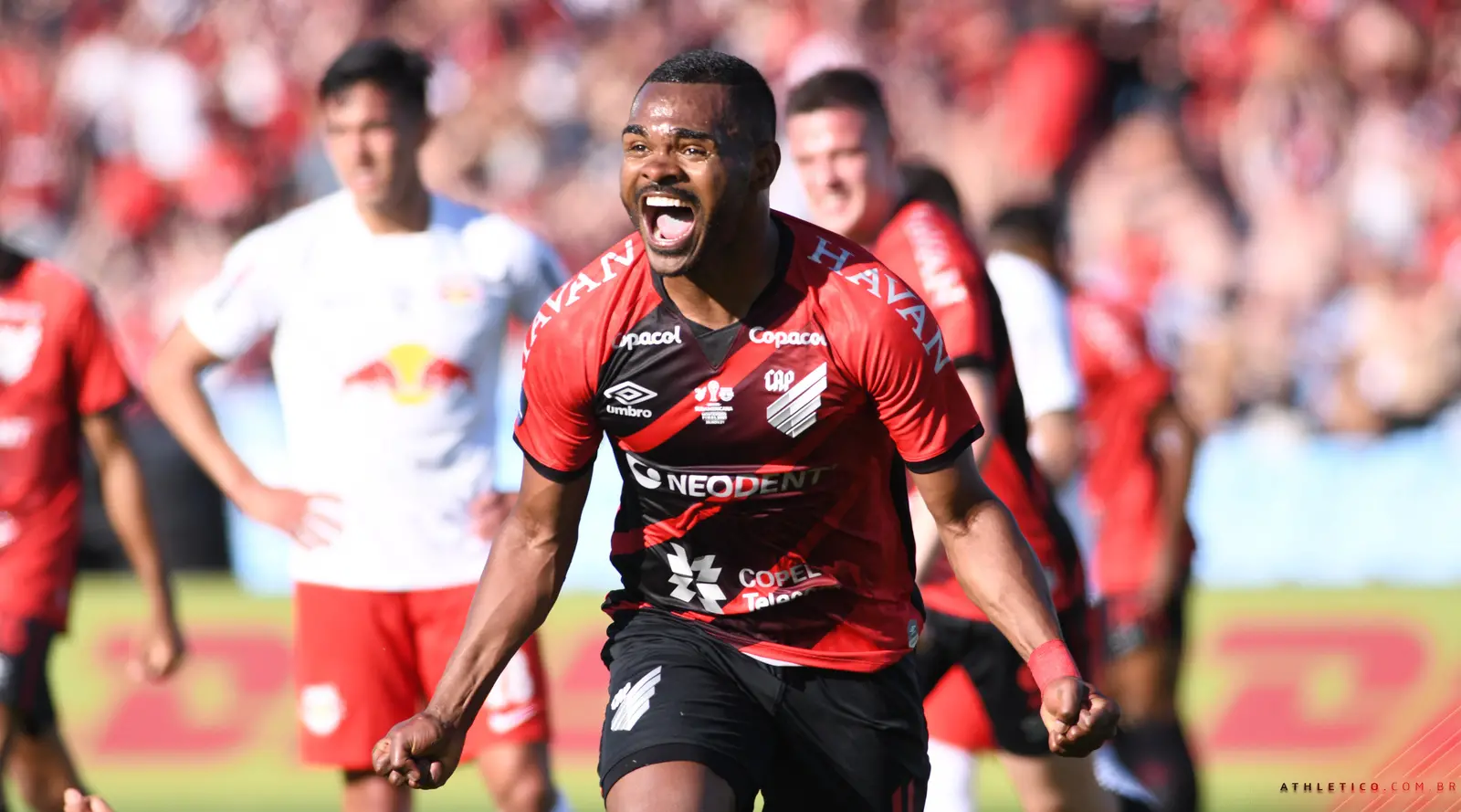 Nikão comemora gol pelo Athetico-PR