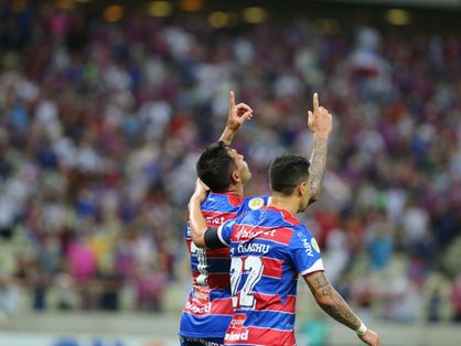 Atletas do Fortaleza comemoram gol apontado para o céu