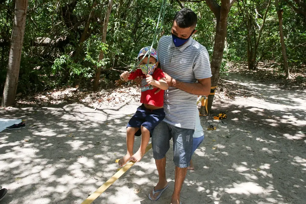 Parede de escalada, oficinas de plantas, distribuição de mudas e recreação infantil ao todo podem ser encontradas na Floresta do Curió