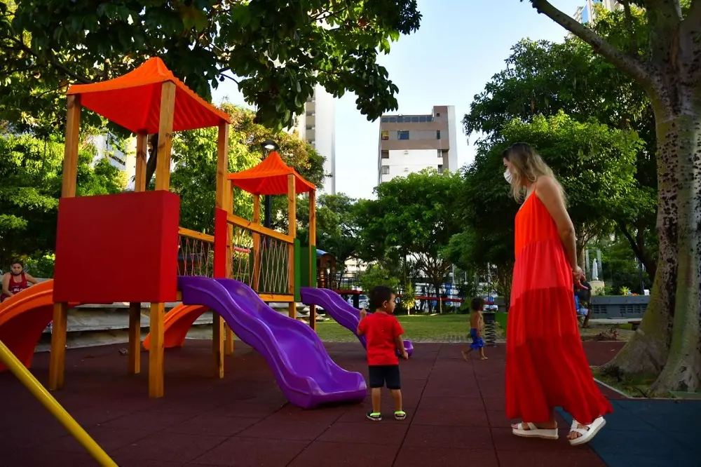 No último mês de junho, a praça ganhou uma brinquedoteca, estimulando o desenvolvimento físico, cognitivo e emocional de crianças entre 3 e 12 anos