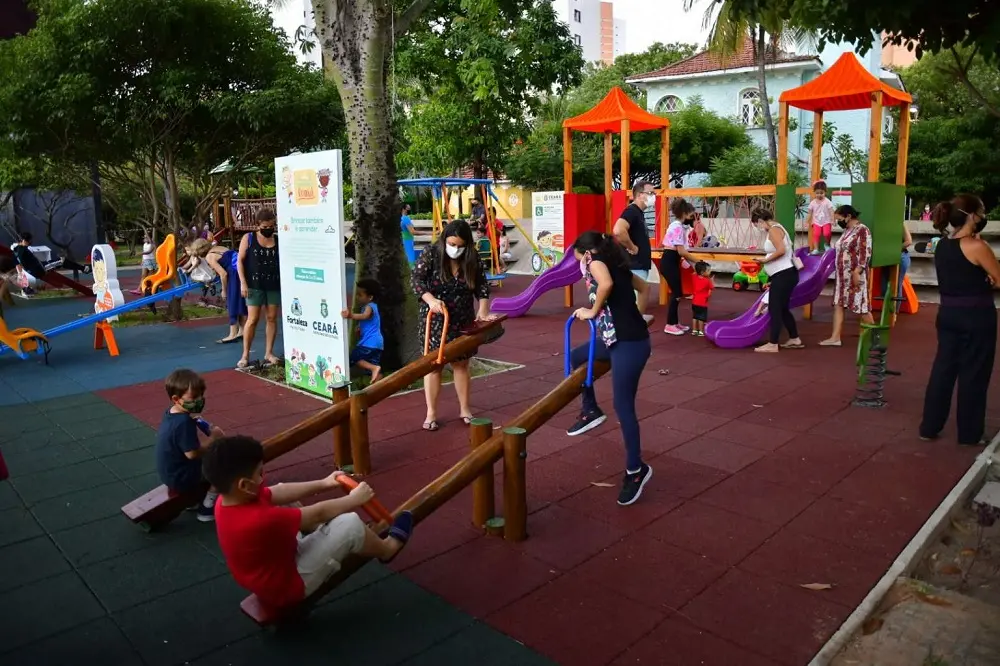 No último mês de junho, a praça ganhou uma brinquedoteca, estimulando o desenvolvimento físico, cognitivo e emocional de crianças entre 3 e 12 anos