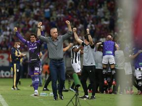 Tiago Nunes e jogadores do Ceará comemoram gol contra o Fortaleza