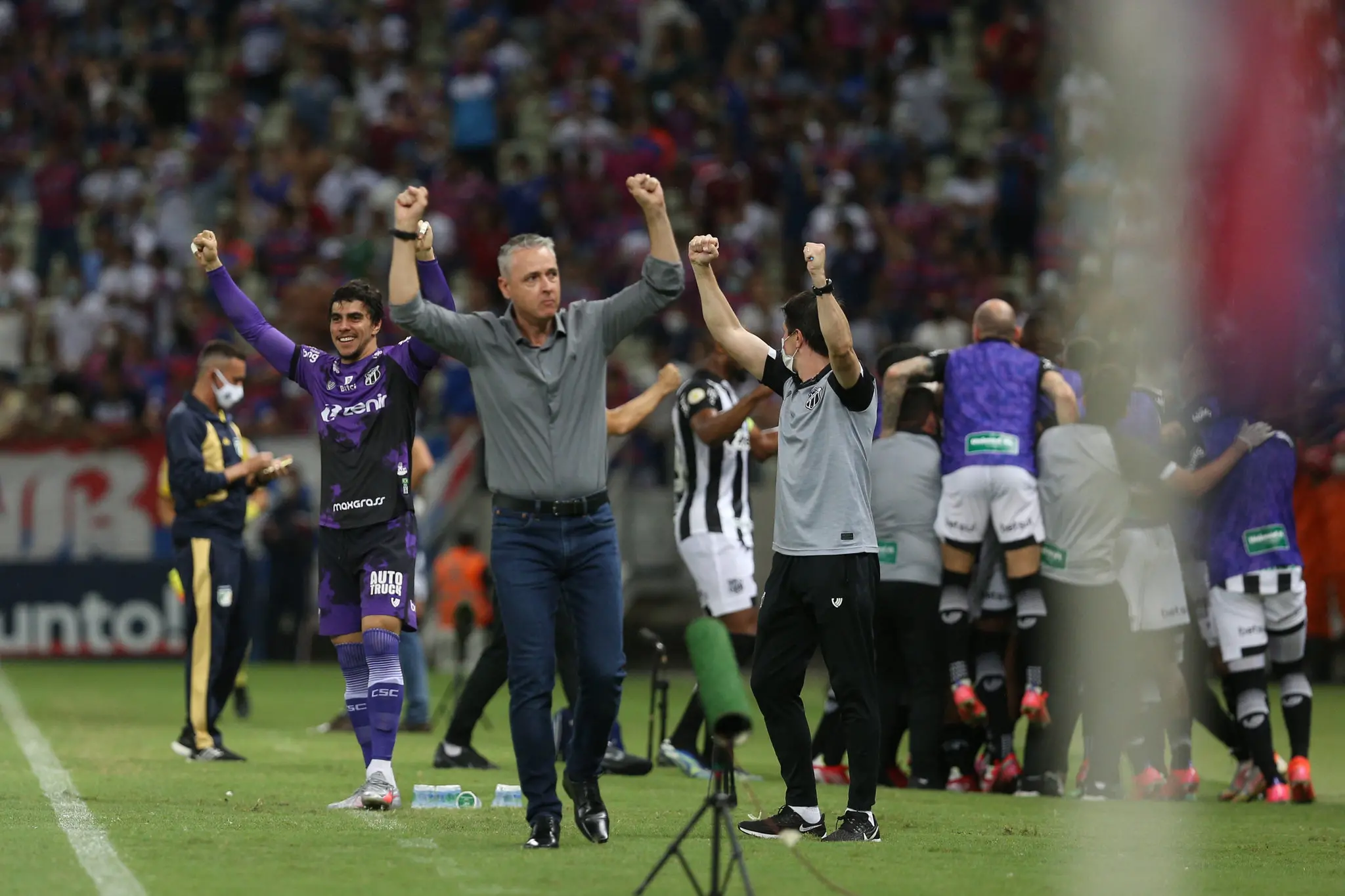 Tiago Nunes e jogadores do Ceará comemoram gol contra o Fortaleza
