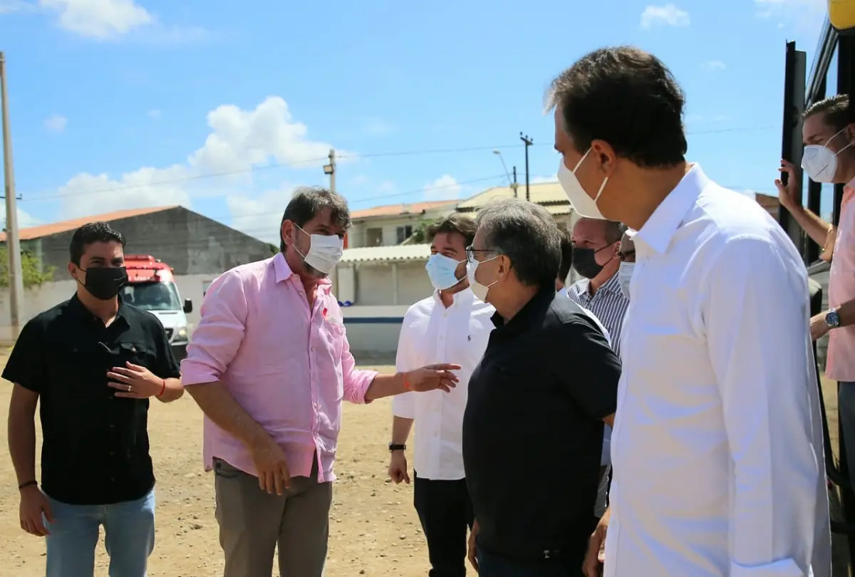 Governador Camilo Santana com o senador Cid Gomes e os deputados Junior Mano, Pedro Bezerra, André Figueiredo e Leônidas Cristino