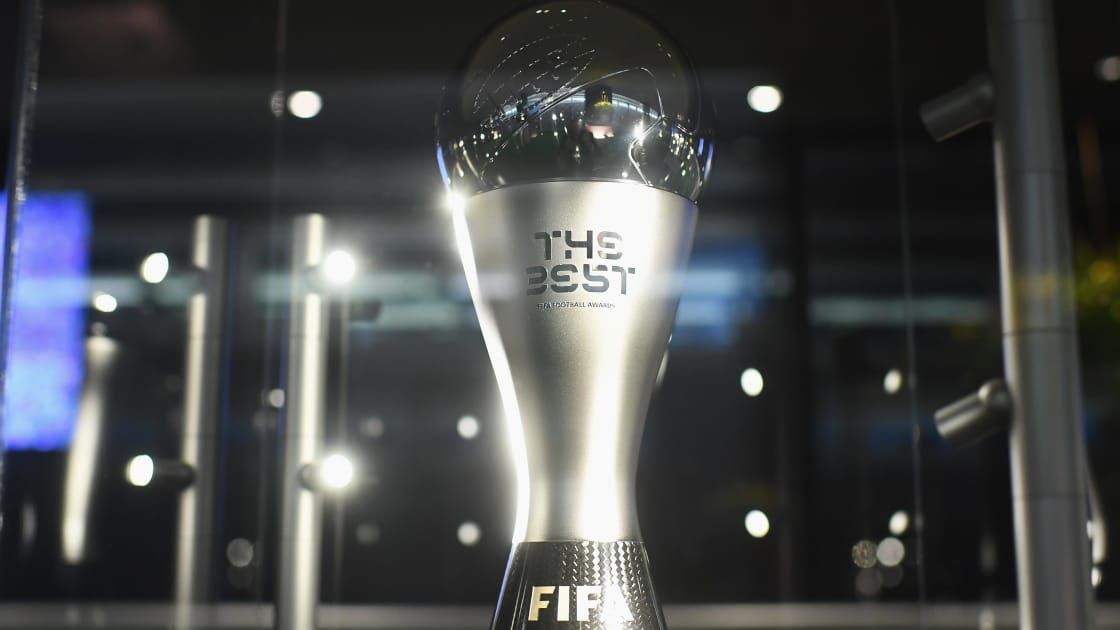 Plano detalhe do troféu de The Best, da Fifa