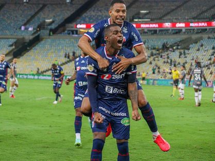 Atletas do Fortaleza, Jussa e Benevenuto comemoram gol