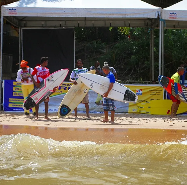 Campeonato Brasileiro de Surfe em Água Doce 2021 foi realizado nas ondas das praias de Maraú e Farol, na Ilha do Mosqueiro (PA)