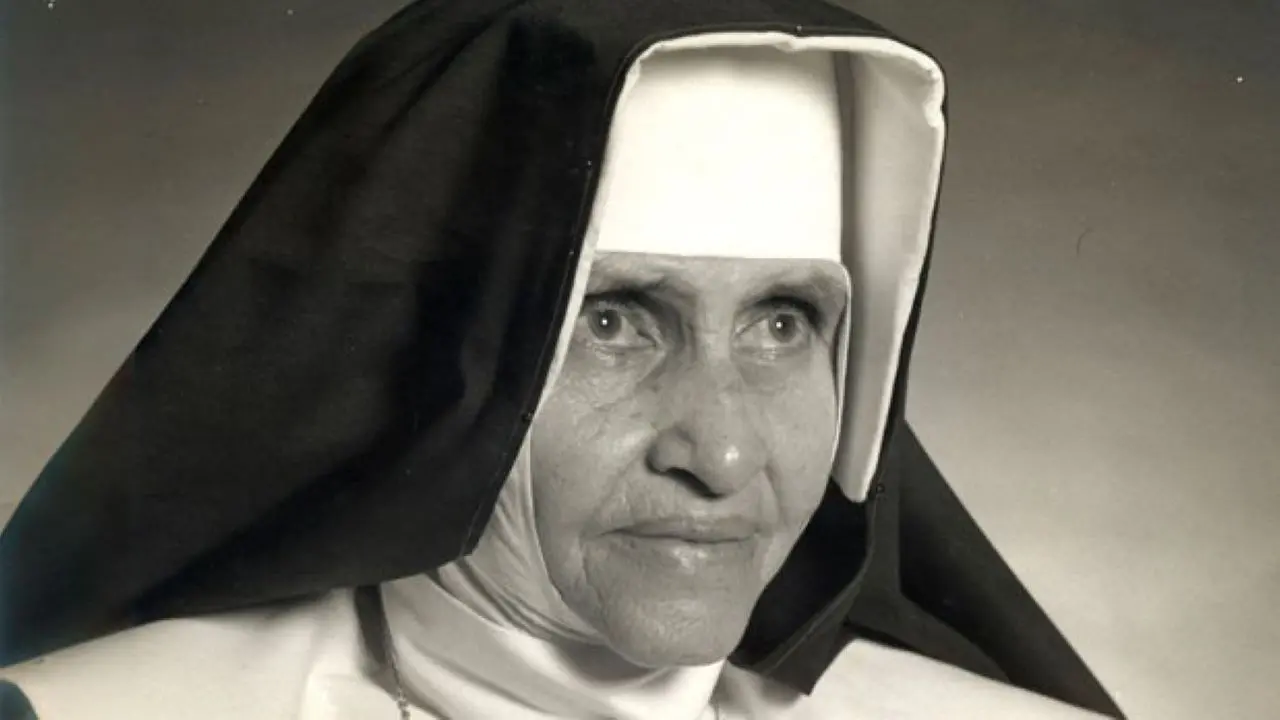 fotografia em preto de branco de irmã dulce