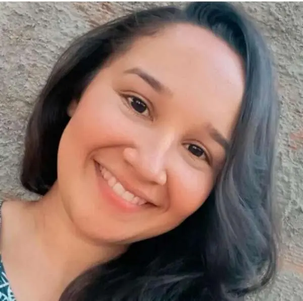 A imagem mostra a estudante Lucivânia Santos sorrindo.