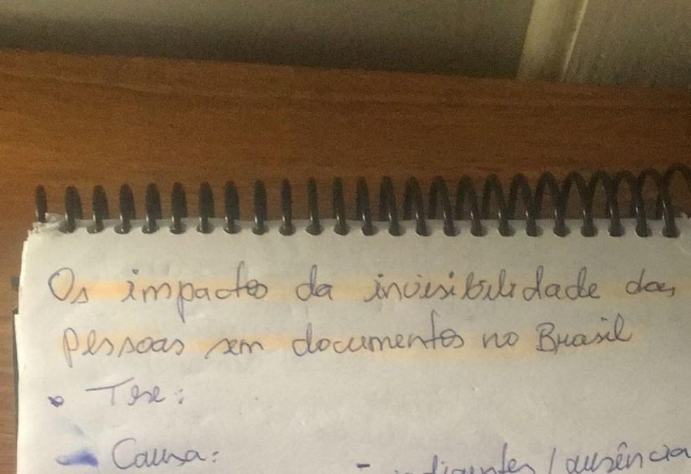 A imagem mostra uma anotação feita pela professora Núbia Rocha com o tema da redação cobrado pelo Enem 2021.